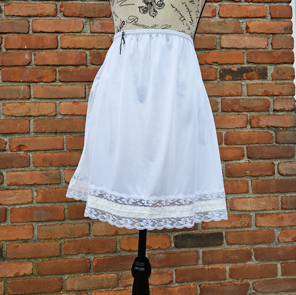 Vintage Mel Lin Lace Hem Nylon Slip Skirt – Made in USA – Size M (S/M Fit)